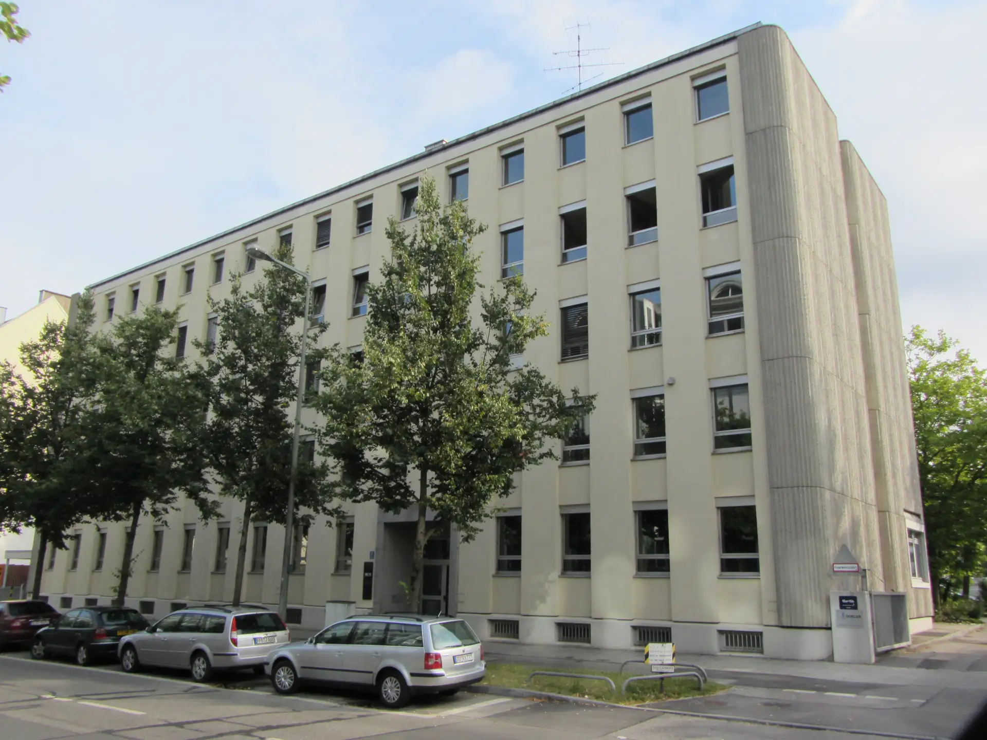 Lichtdurchflutete Arbeitswelt mit großzügigem Innenhof