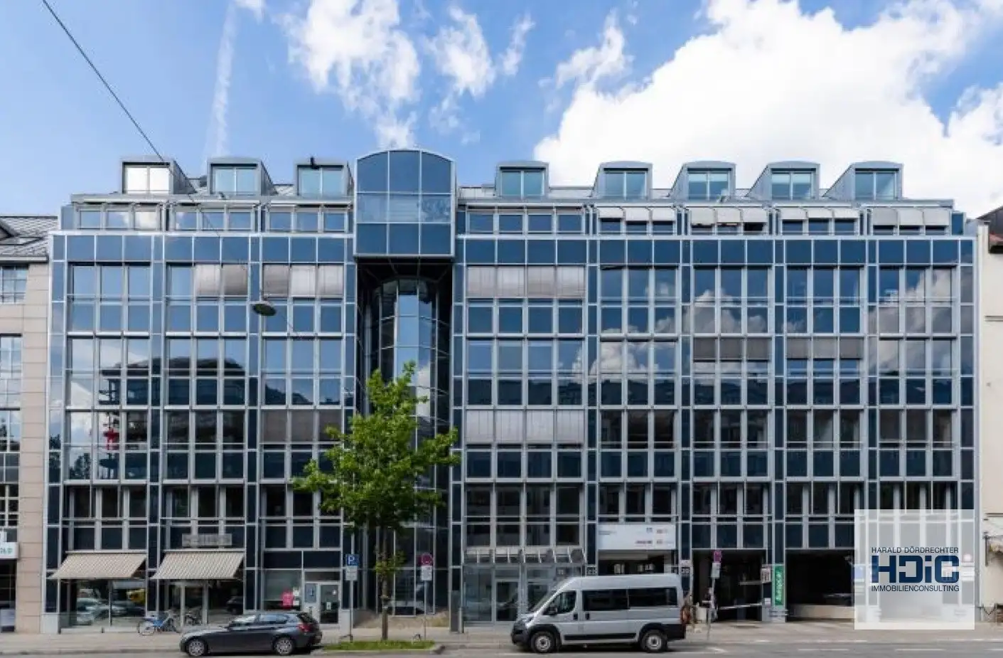 Lichtdurchflutete Bürofläche hinter eleganter Glasfassade