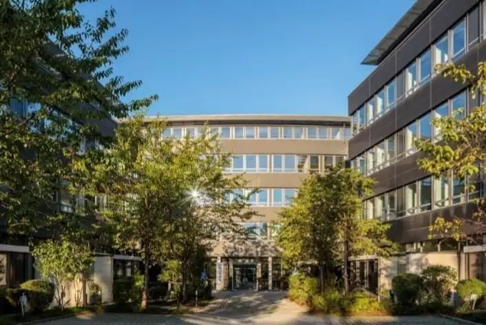 Bürocampus mit fünf Häusern und Dachterrassen direkt an der S-Bahn Riem