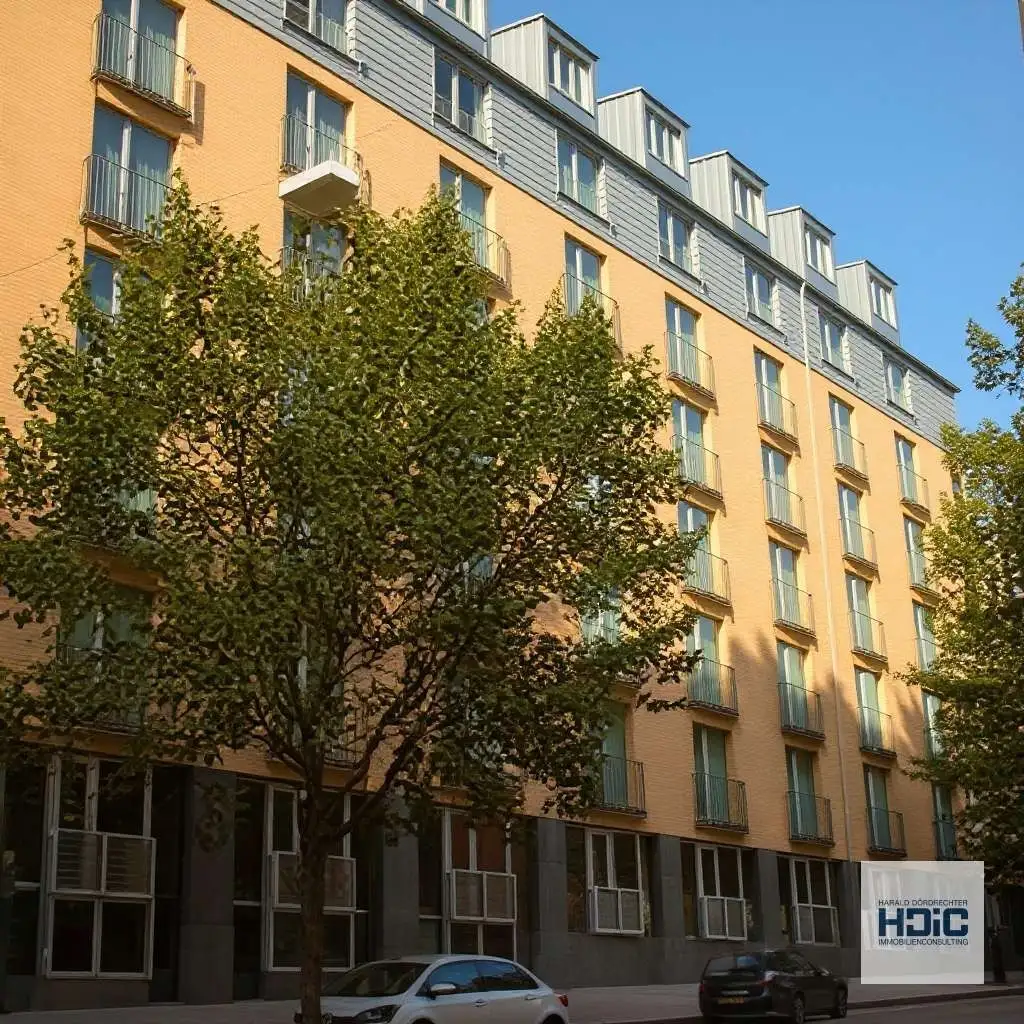 Lichtdurchflutete Büroräume hinter repräsentativer Fassade