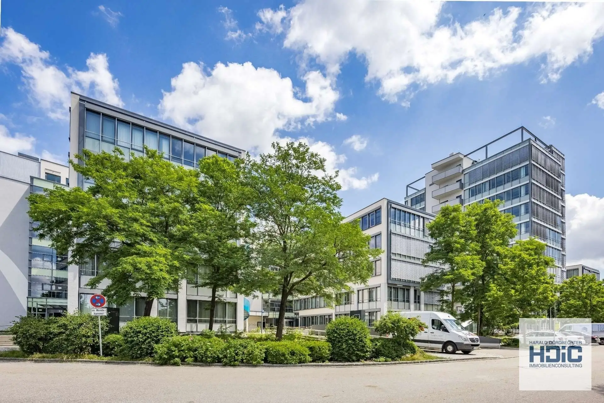 Helle Büroflächen auf einem vernetzten Campus