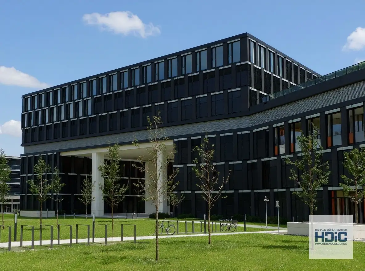Durchdachte Büroflächen mit individuellem Entrée im Neubau