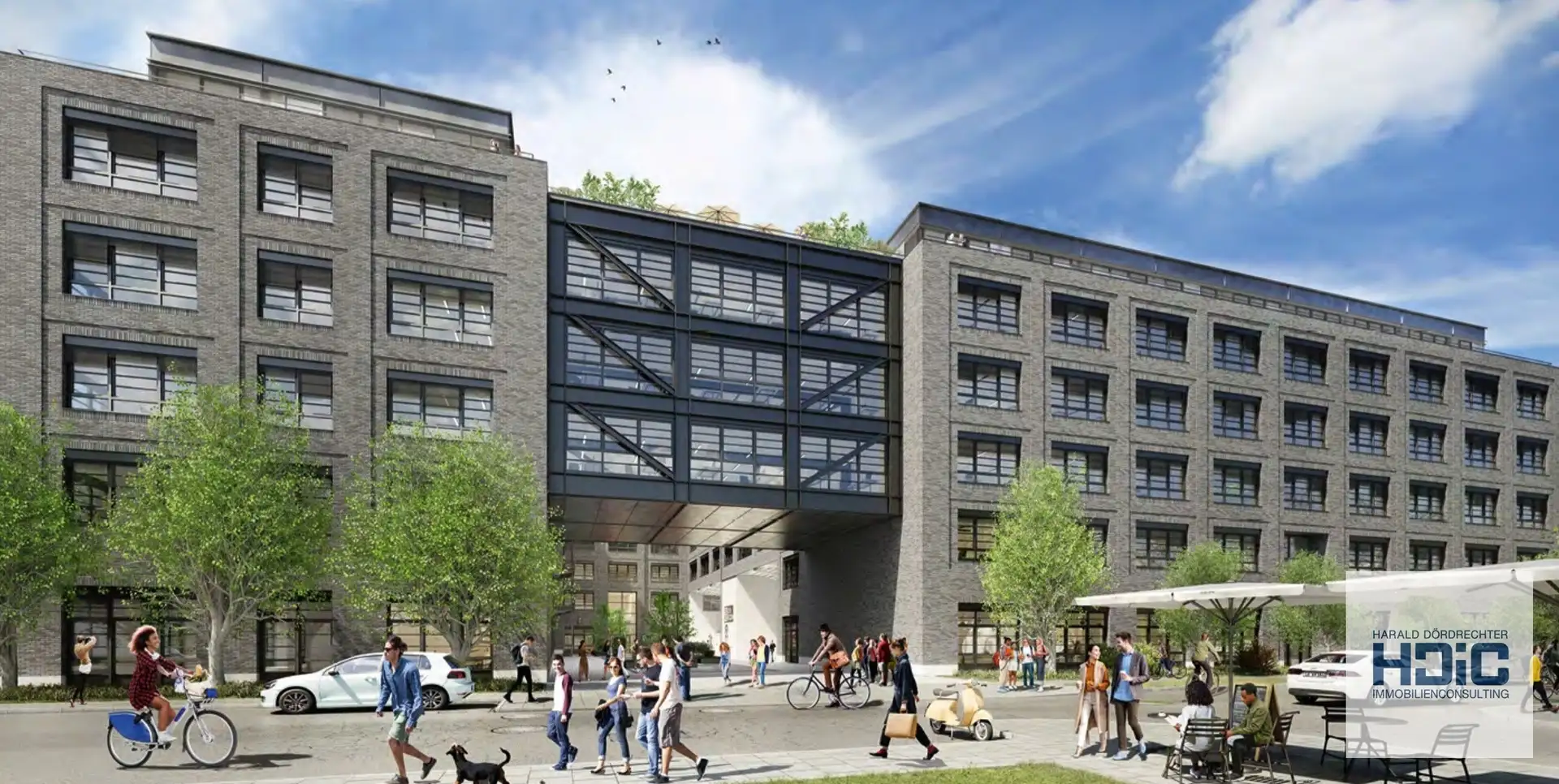 Loft-Büro mit großflächigen Fenstern im Industriestil
