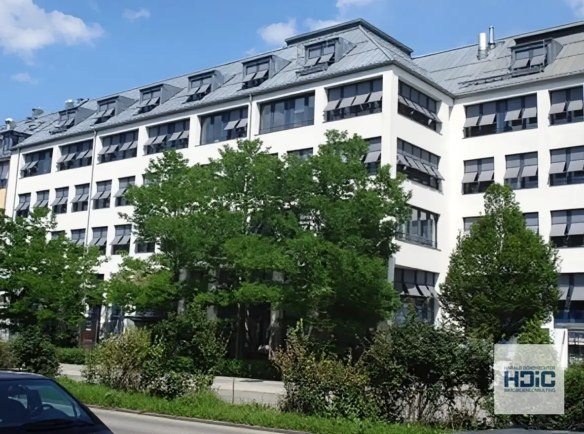 Gepflegte Büroflächen mit großzügigem und hellem Entrée