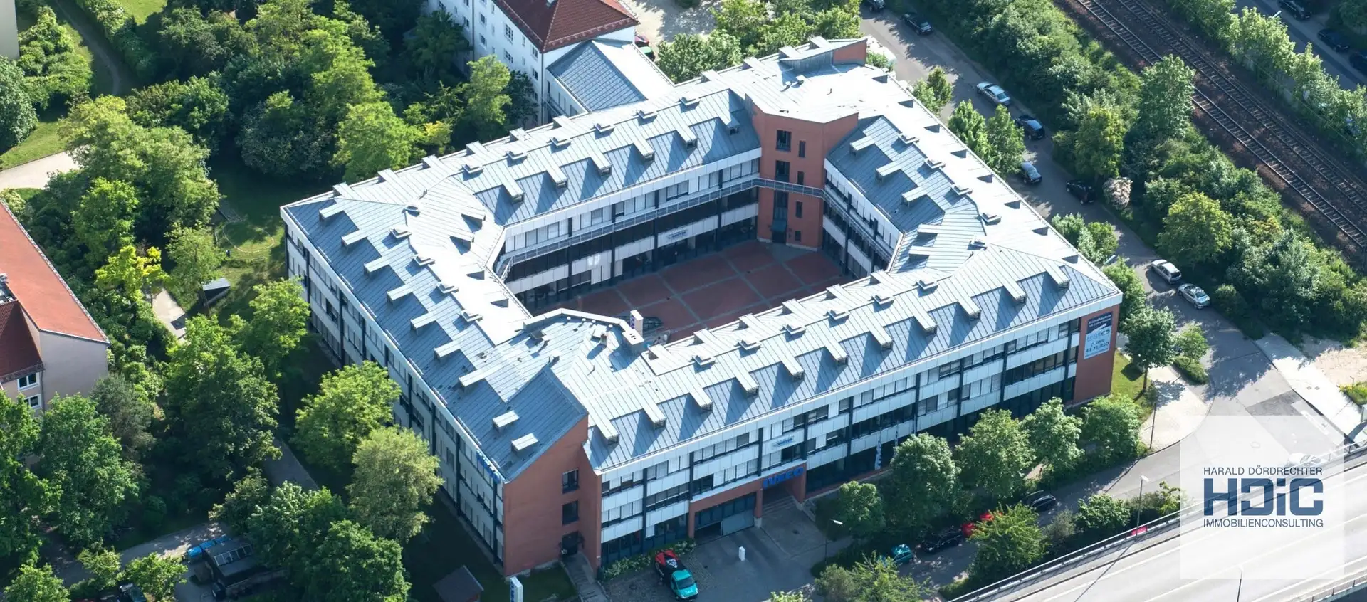 Helle Büroflächen in prägnanter Klinkerarchitektur
