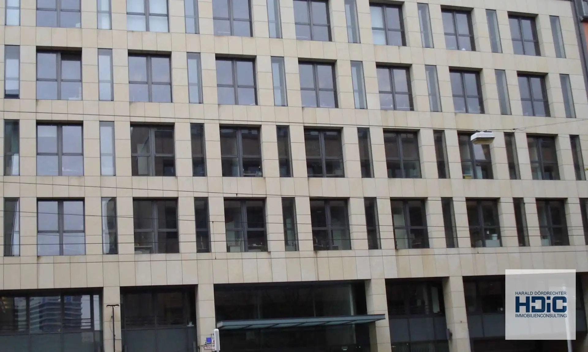 Repräsentative Büroflächen hinter Natursteinfassade