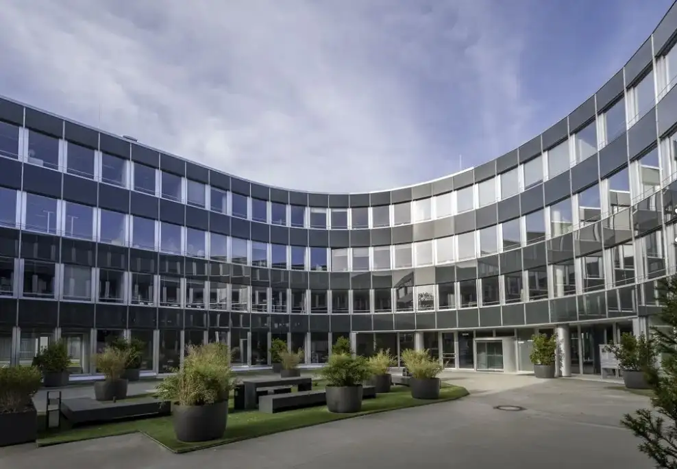Lichtdurchflutete Büros mit begrüntem Innenhof im Süden Münchens