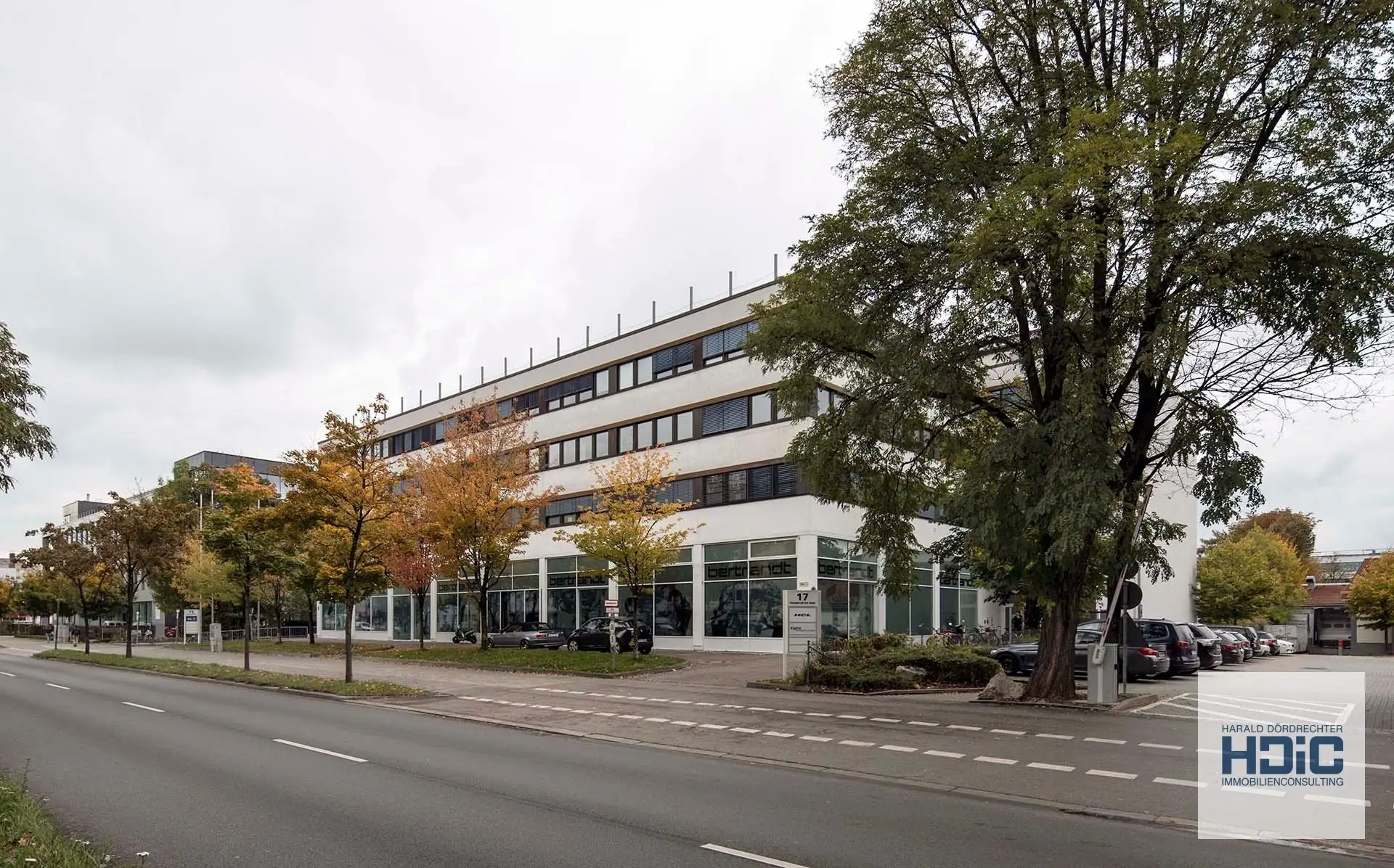 Lichtdurchflutete Bürofläche mit leistungsstarker IT-Anbindung