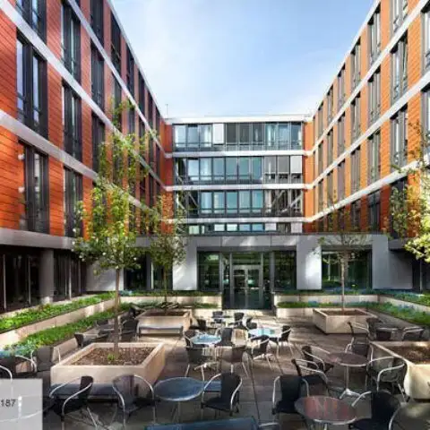 Westend Wahrzeichen: Exklusiver Bürokomplex mit Stil und Komfort