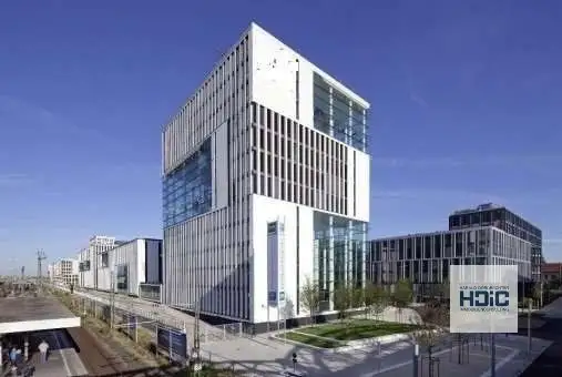 Lichtdurchflutete Büroflächen mit eigenen Dachterrassen